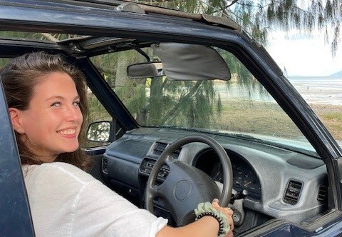 Collega Nicky met de auto over Magnetic Island, Australië