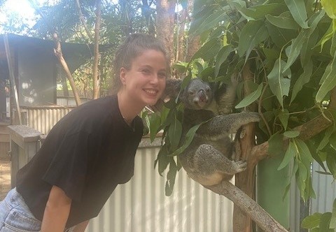 Nicky met een koala op Magnetic Island, Australië