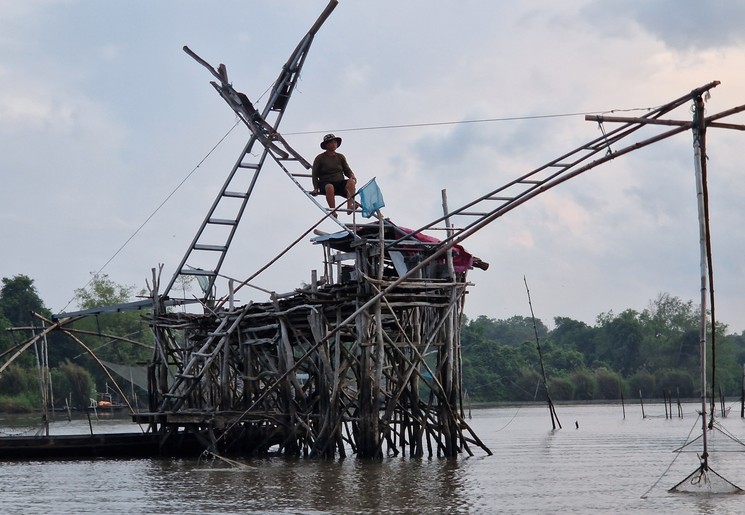 een lokale visser op het meer, Thale Noi, Thailand een lokale visser op het meer, Thale Noi, Thailand