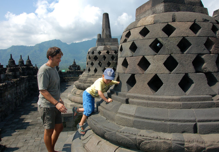 Kun jij ook Boeddha aanraken midden in de stupa?