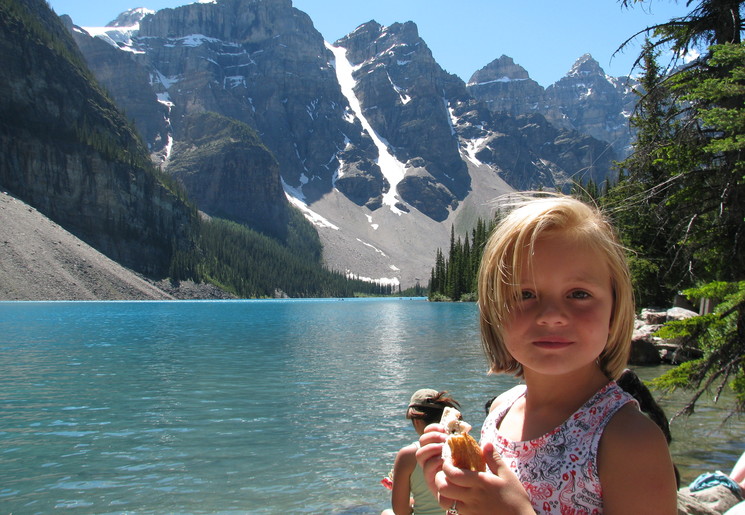 Picknick aan het meer bij Banff, Canada