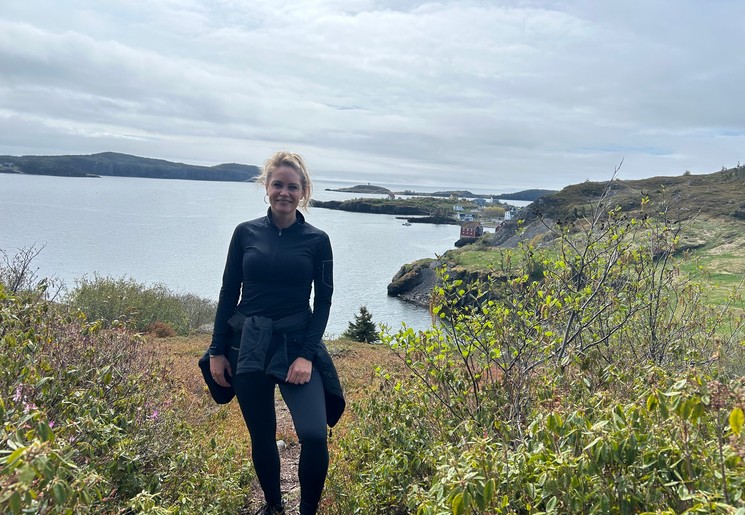 Christel tijdens de Gun Hill Trail in Newfoundland, Canada