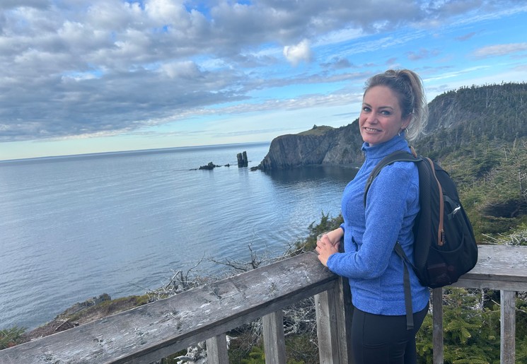 Christel bij een uitzichtpunt tijdens de Kewrink Trail, Newfoundland