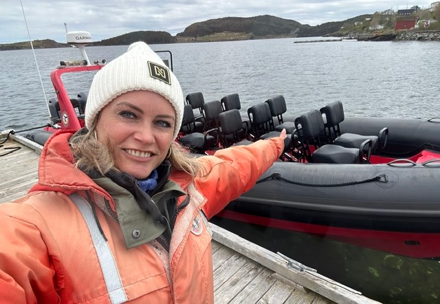 Collega Christel voordat ze aan boord stapt van een zodiac voor een walvissentour in Newfoundland