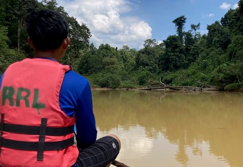 Met de longtailboot over de Kinchin River