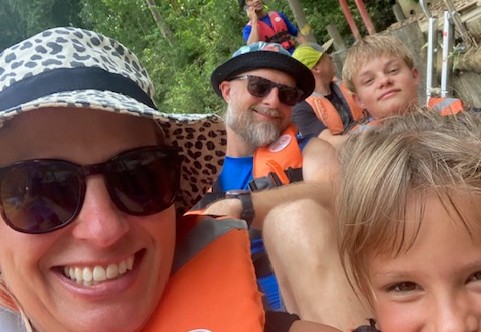 Annet met haar gezin op de longtailboot over de Kinchin River