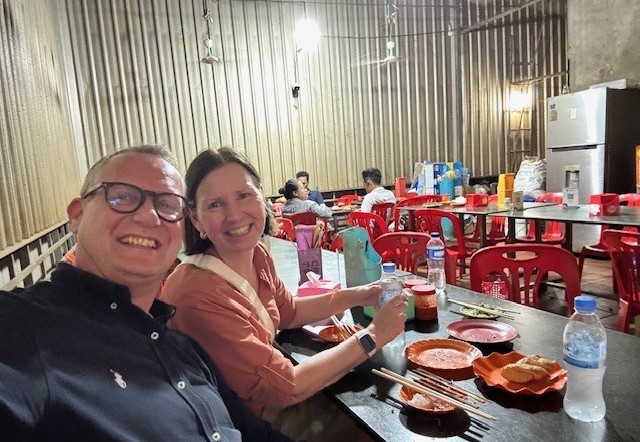 Natasja en Martijn genoten van het lokale eten Natasja en Martijn genoten van het lokale eten