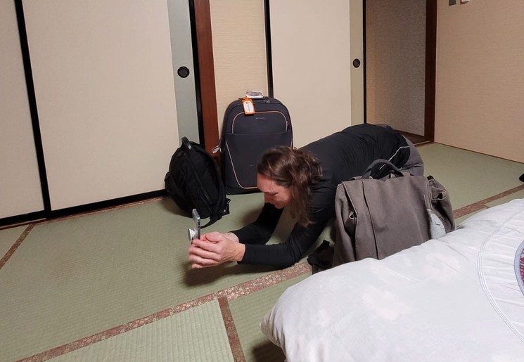 Tijdens een studiereis in Japan probeert Evelyn de perfecte foto te maken. Tijdens een studiereis in Japan probeert Evelyn de perfecte foto te maken.