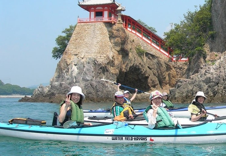 Kajakken bij Miyajima vanuit Hiroshima, Japan