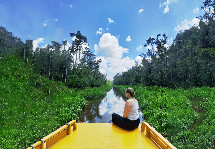Tessa op de houseboat door de jungle van Kalimantan
