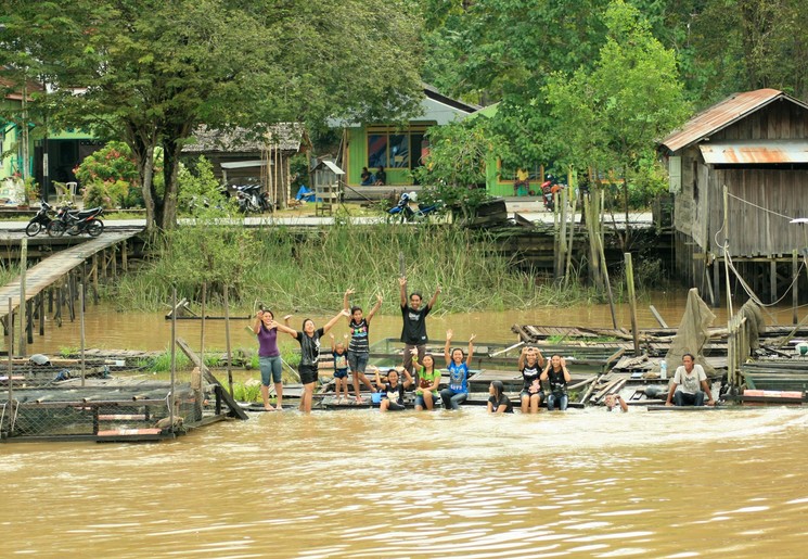 indonesie-Mahakamrivier-zwaaiende-kinderen_2_127747