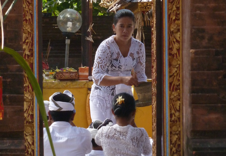 Bloemen worden geofferd in een tempel op Bali