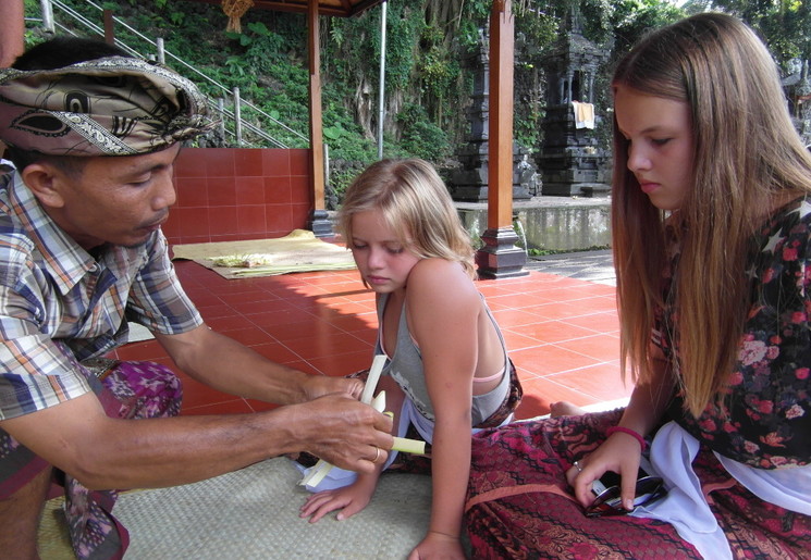 Zelf offertjes leren maken bij het waterpaleis op Bali