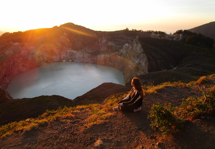 Geniet van de zonsopkomst bij de Kelimutu-vulkaan in de omgeving van Moni, Flores, Indonesië