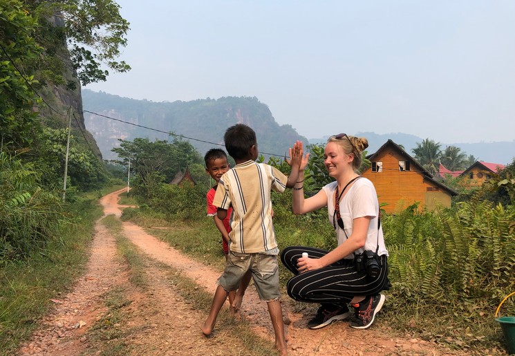 Medewerker Melany speelt met kinderen in de Harau Vallei