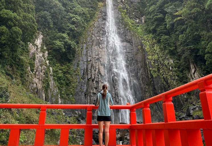 Collega Emma bij de Hirou Shrine in Kumano Kodo, Japan