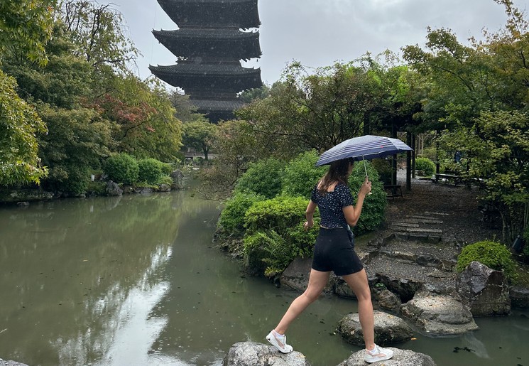 Collega Emma bij de Toji Pagode in Kyoto, Japan
