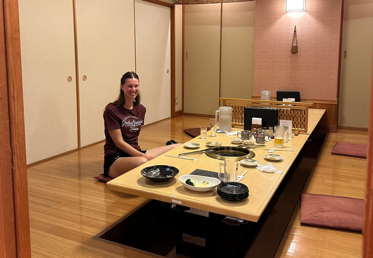 Collega Emma geniet van Yakiniku, een typisch Japanse bereidingswijze van vlees