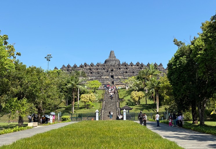 Zicht op de boeddhistische tempel de Borobudur op Java.