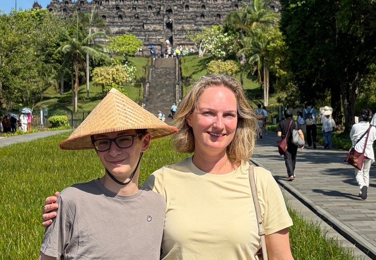 Collega Suzanna met haar zoon bij de Borobudur.