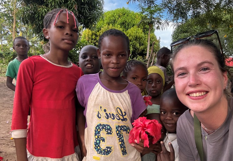 Collega Nicky met lokale kinderen in Kenia