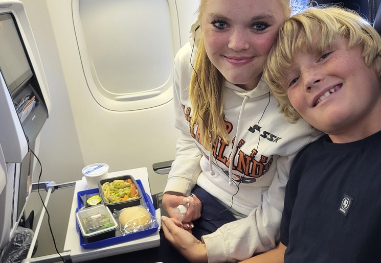 Kinderen in het vliegtuig