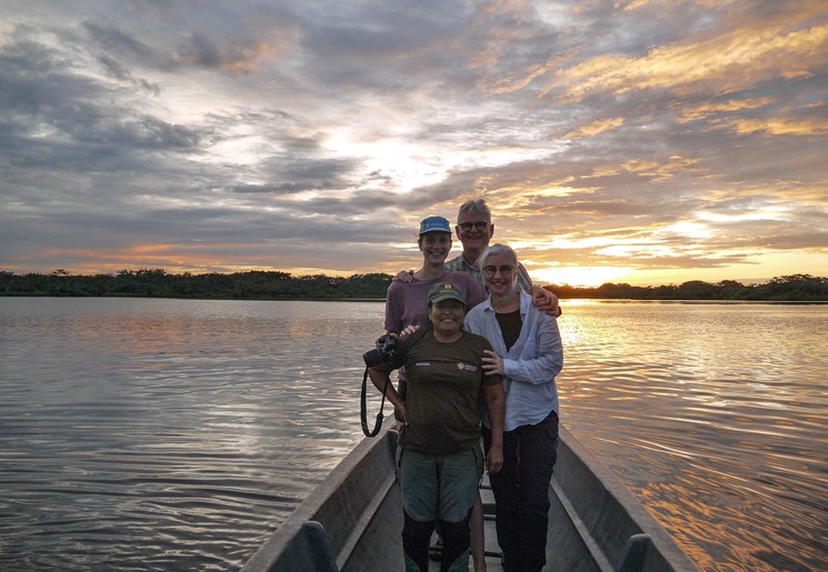 Martin, Everdien en hun dochter met de gids bij Laguna Grande, Ecuador