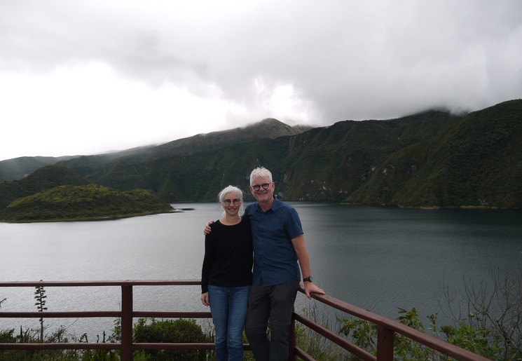 Martin en Everdien in Otavalo bij Laguna de Cuicocha, Ecuador