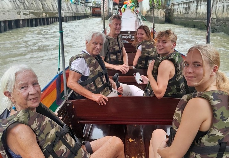 Met de longtailboot over de wateren in Bangkok