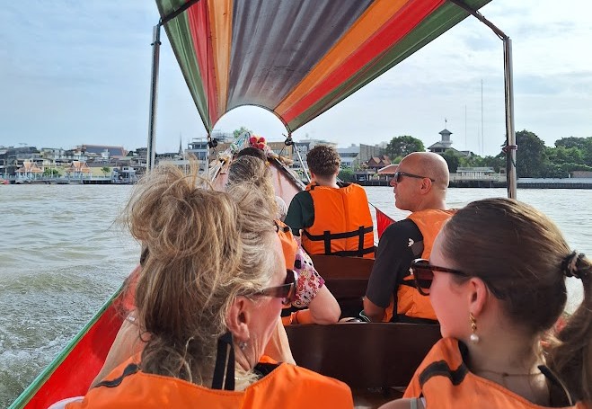 Tijdens een fietstour door Bangkok vaar je met een longtailboot naar de andere kant van de stad