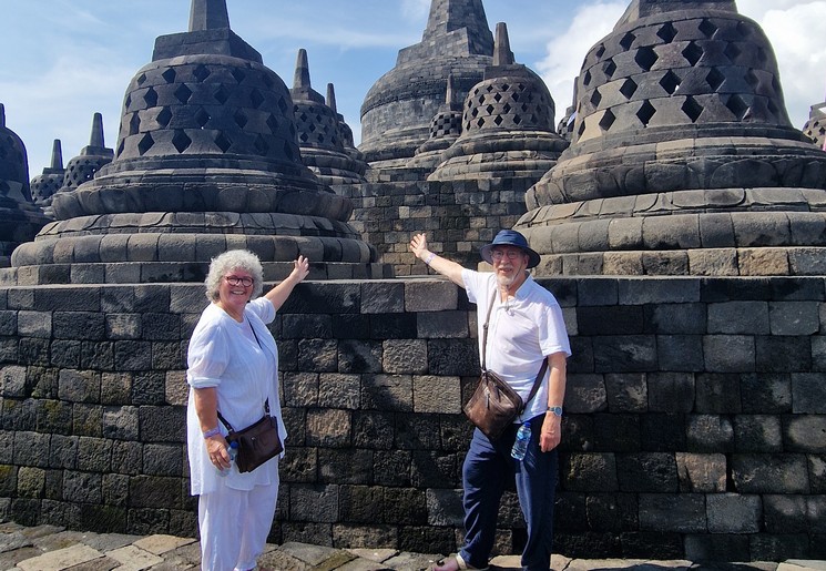 Erika en Willem bij de Borobodur Tempel op Java