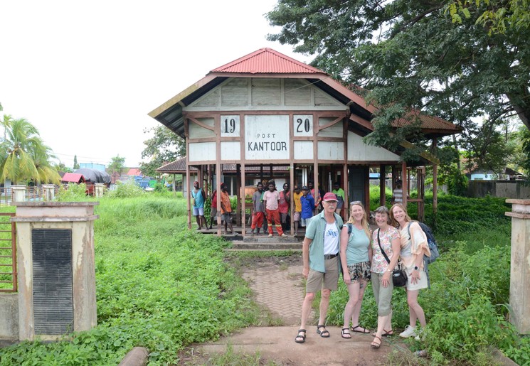 Ton en Rina met hun twee dochters in Merauke