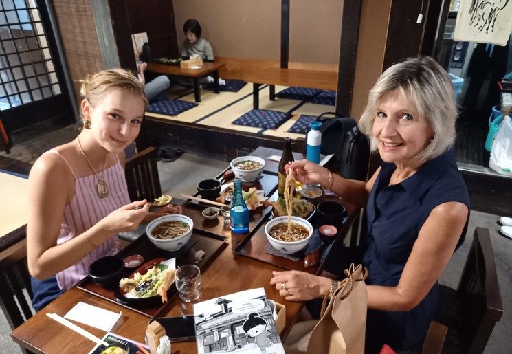 Het gezin heeft uitgebreid genoten van het Japanse eten