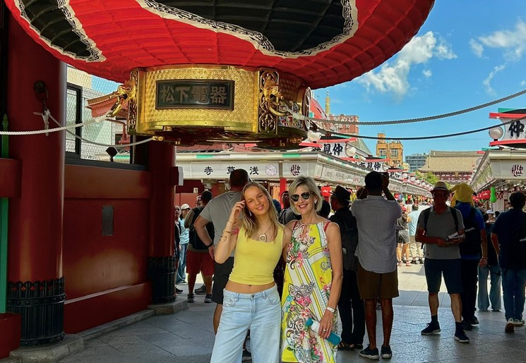 Voor de 'Donderpoort' van de Sensō-ji-tempel in Tokyo
