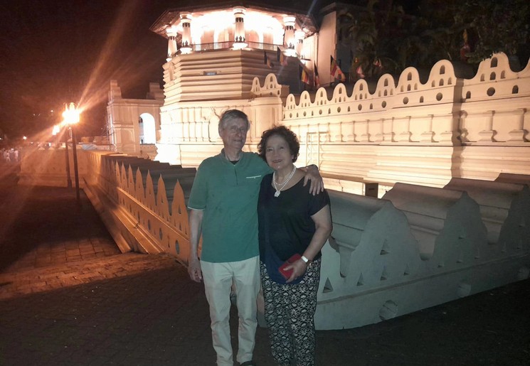 Jan en Hanny bij Tempel van de Tand, Kandy