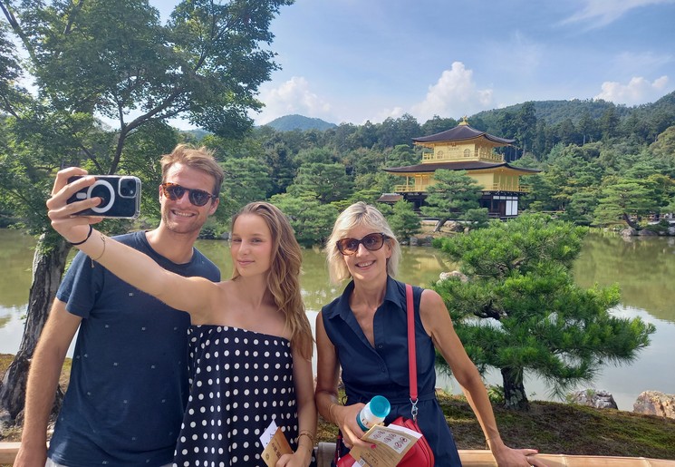 Op de foto met de Kinkaku-Ji tempel in Kyoto
