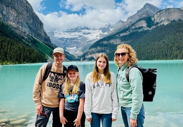 Bastiaan en zijn gezin bij Lake Louise in Banff National Park