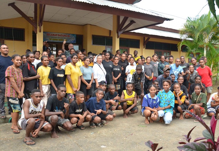 Ton is secretaris van de stichting 'Papoeajeugd naar school'