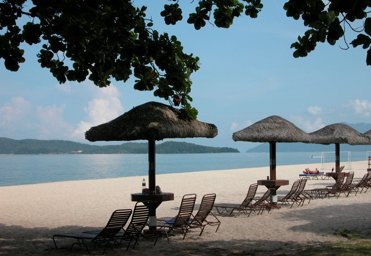 langkawi-stoelenophetstrand(8)