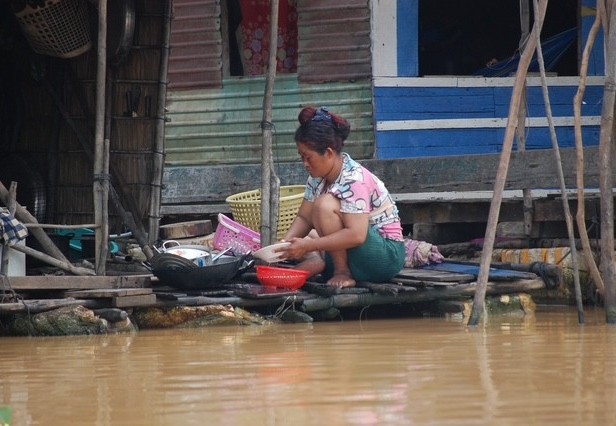 In Siem Reap bezochten Natasja en Martijn locals die op het water wonen In Siem Reap bezochten Natasja en Martijn locals die op het water wonen