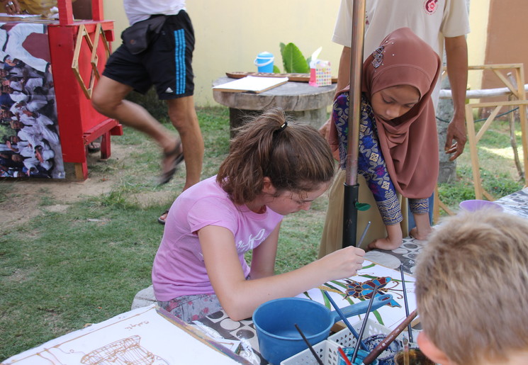 Kinderen gaan batik beschilderen in Pasir Belanda, Maleisie