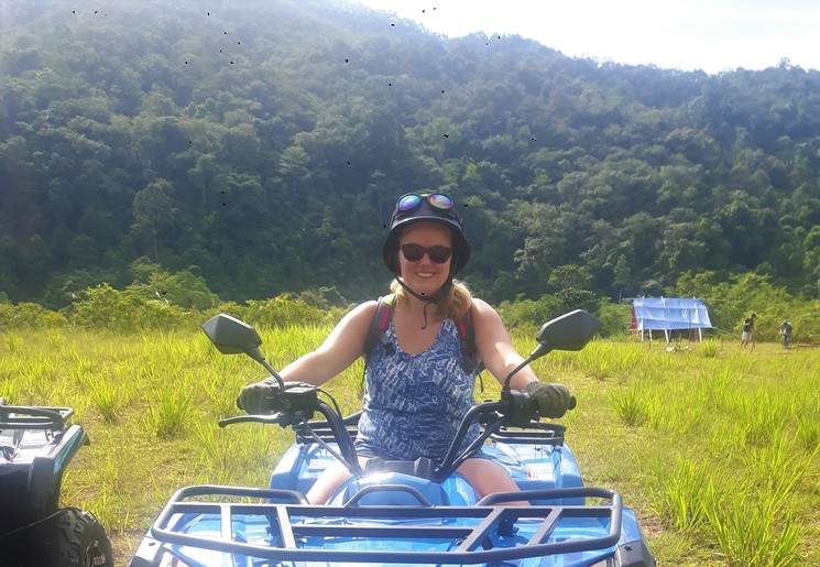 Onze collega Lara op haar quad in Kiulu, Sabah