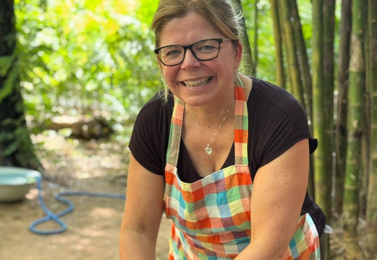 Leer in Sakon Nakhon het proces van het maken van katoenen sjaals in indigo blauw