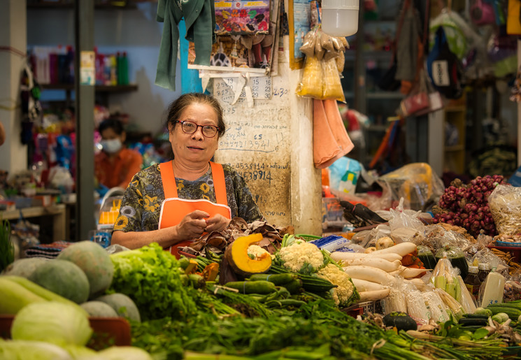 Fietsen over de markt Wang Saphung
