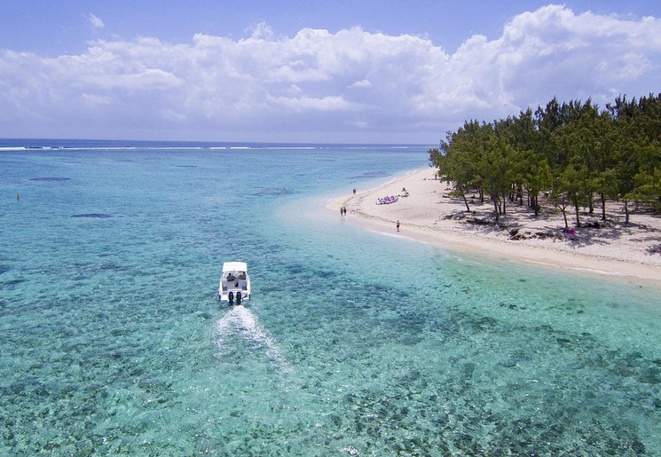 Bootje op het water naast Ile aux Cerfs
