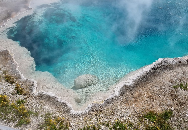 Kleurrijk meer in Yellowstone National Park Kleurrijk meer in Yellowstone National Park