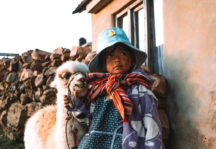 Meisje met lama in Bolivia