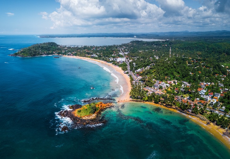 Helder blauw water en uitzicht op Mirissa in Sri Lanka
