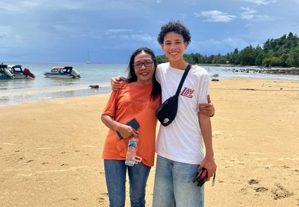 molukken-klant-karin-Aboru-Jonathan-met-zijn-tante-Dece