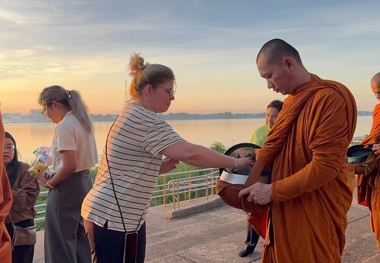 Breng offers aan monniken in Nakhon Phanom, Noord-Thailand